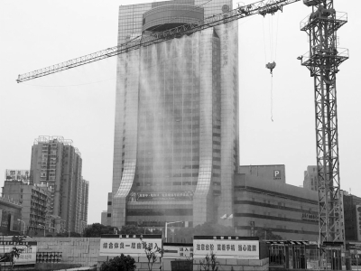 光谷广场综合体塔吊空中360度喷淋降尘