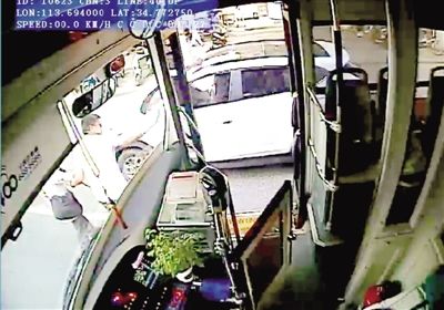 公交车长脱岗3分钟 再上车时收获乘客一片掌