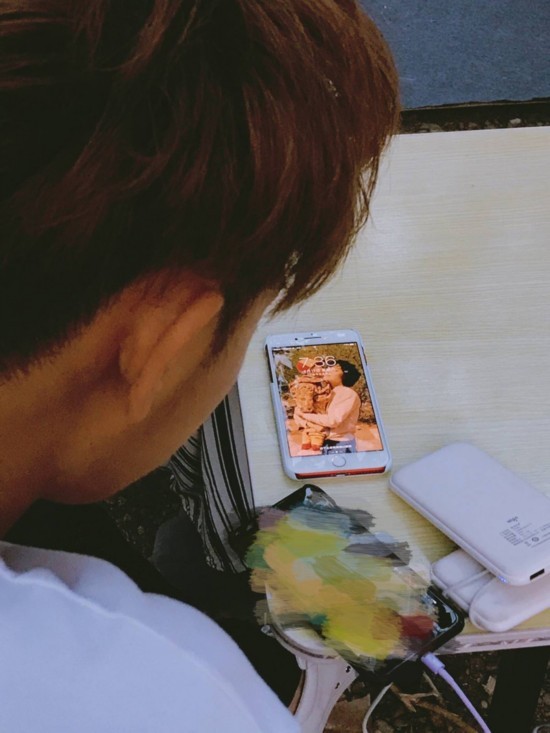 好乖被暖到了!黄子韬手机屏保曝光居然是这张