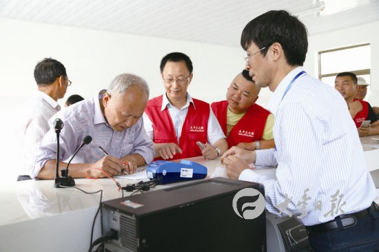 三夏时节盐城大丰志愿者帮助困难户卖粮食