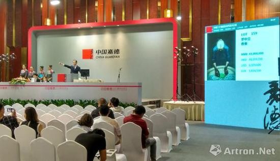在近4个小时的拍卖过程中,罗中立《春蚕》的高价成交掀起了全场的高潮。