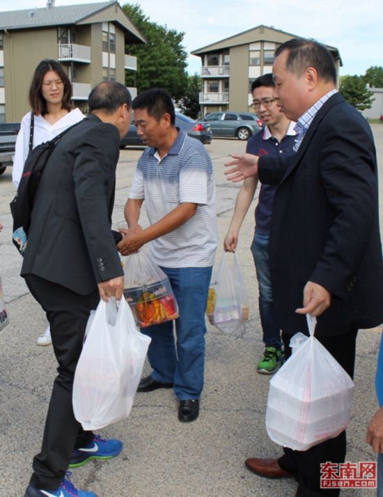 美国南平同乡会乡亲看望在美章莹颖家人