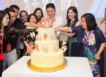 章泽天现身公司狂欢趴 一袭水蓝色连身裙 刘强