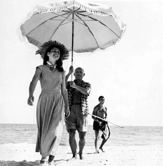 毕加索与情人弗朗索瓦兹·吉洛(Fran?oise Gilot)在海边,1948
