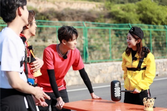 吴亦凡遭赵丽颖重锤攻击 一本正经传授猜拳秘