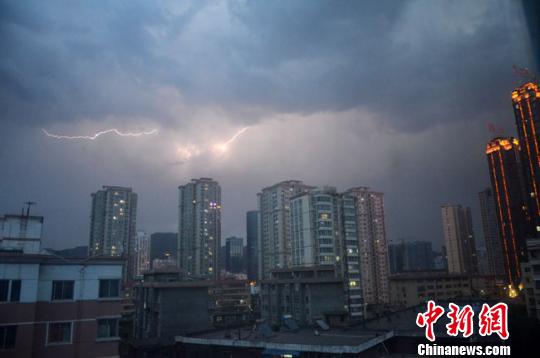 甘肃迎连续强对流天气 冰雹携雨夜袭兰州阻交