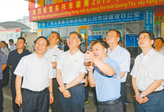 汪洋在桂考察并来到东兴边民互市贸易区考察调