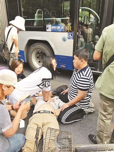 宣武医院两护士上班途中急救昏迷老人众网友点赞