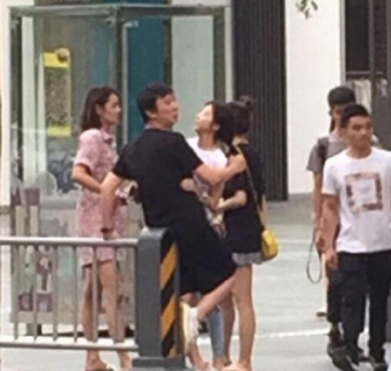 王思聪被豆得儿当街相拥热吻 最后竟拉女友头