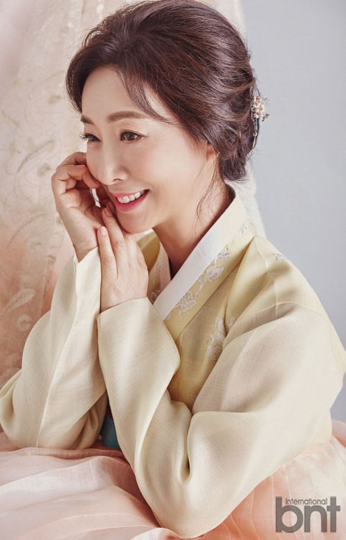 漂亮的老去!70岁尹汝贞白发优雅 金成铃细腰似