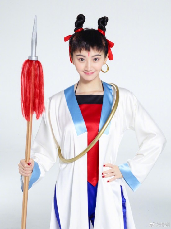 迪丽热巴景甜娜扎戚薇 女星扎哪吒头比美谁最