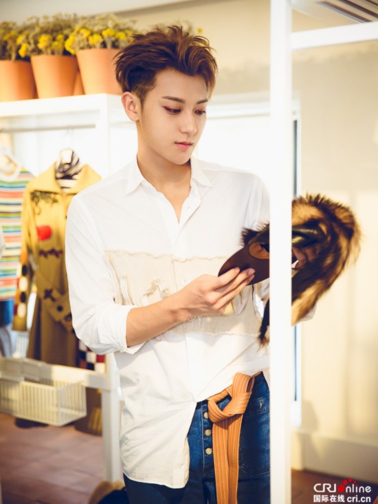 黄子韬亮相巴黎时装周 hold住阔腿裤长腿任性