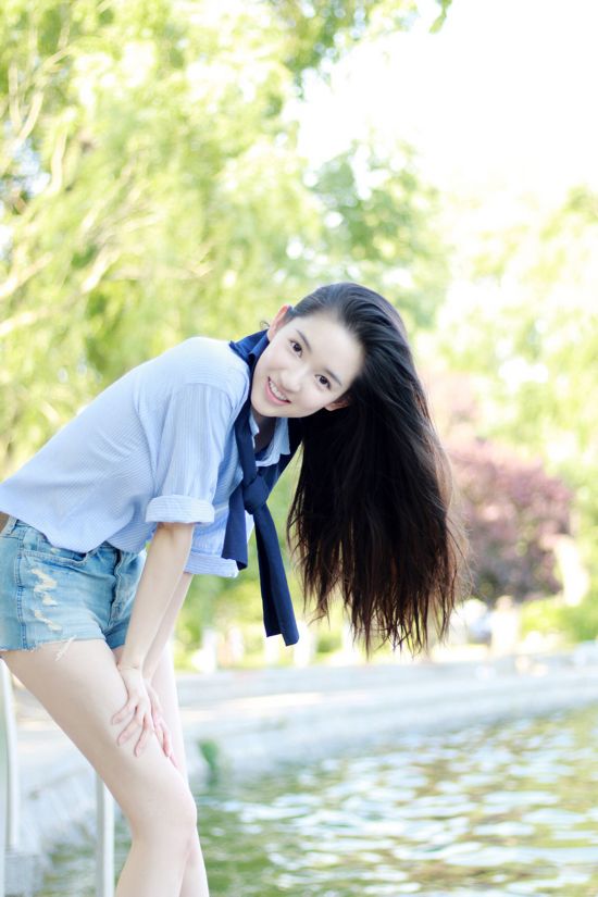 王玉雯治愈写真青春十足 纯氧系女孩微笑展嫣然