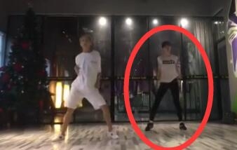 刘亦菲跳舞视频曝光 穿白衣头戴黑色帽子造型