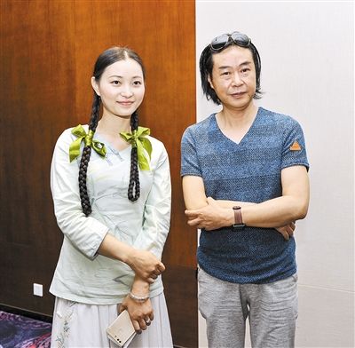 《重返狼群》主演李微漪(左),导演亦风