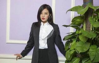 赵薇化身霸道女总裁 身穿OL系列款式裙子 一身