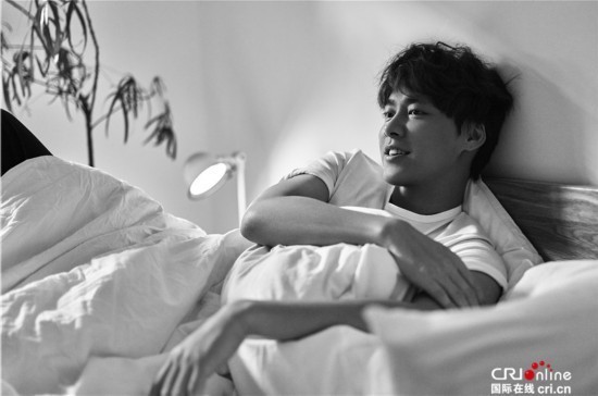 李易峰最新写真曝光 慵懒惬意帅气随性质感足