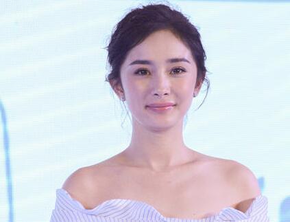 杨幂发际线回归 身穿露肩裙美腿白直长气质十