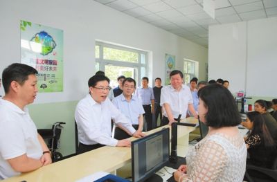 党委常委,乌昌党委书记,乌鲁木齐市委书记徐海荣深入经开区(头屯河区)