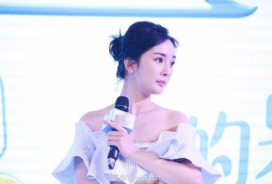 杨幂发际线回归 身穿露肩裙美腿白直长气质十