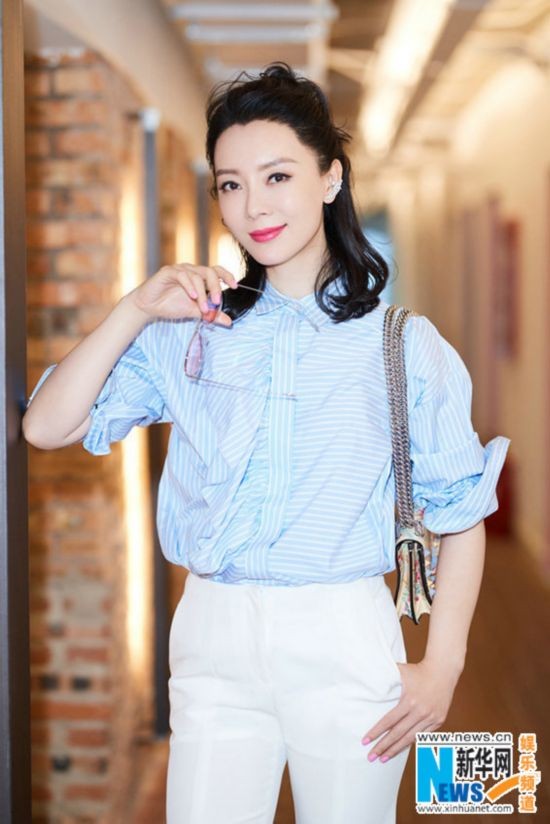 陈数最新写真曝光 丸子头造型俏皮十足(组图)