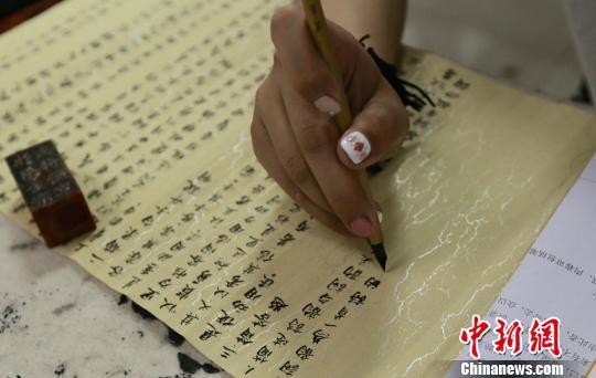 图为学生使用毛笔小楷答题。张远 摄