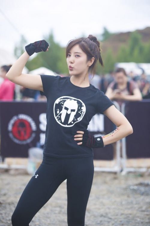 赵奕欢挑战世界顶级障碍赛 获封斯巴达女神