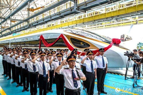 全国优秀共产党员、毛泽东号机车司机长刘钰峰带领机车乘务员代表集体宣誓。(人民网记者 史家民 摄)