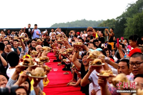 河南鸡公山大摆鸡祥宴 千人吃鸡场面壮观