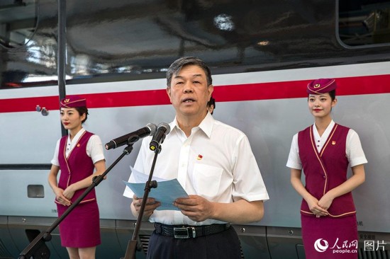 中国铁路总公司党组书记、总经理陆东福代表铁路总公司党组宣布命名决定。(人民网记者 史家民 摄)