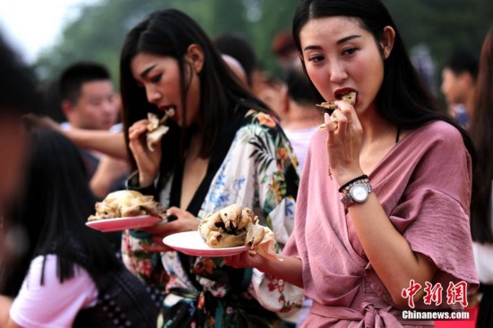 河南鸡公山大摆鸡祥宴 千人吃鸡场面壮观