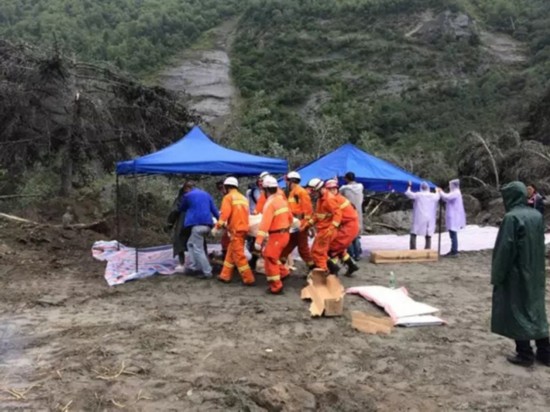 中國鐵建安排附近各單位項目部全力參加救援，截至目前，已有213人，23台挖掘機、裝載機等大型設備進入救援現場，發揮企業專業優勢，清除塌方、搶修道路，千方百計打通生命通道。