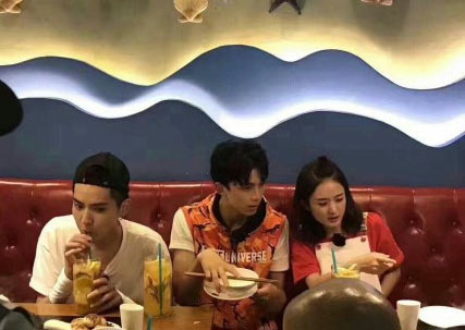 赵丽颖晒丸子头萌照 吴亦凡秒留言两人互怼开