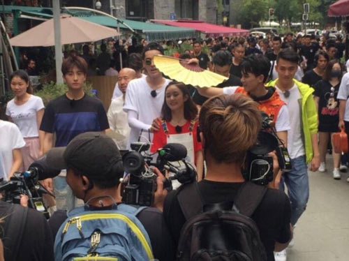 赵丽颖成都录《七十二层奇楼》享受女王待遇