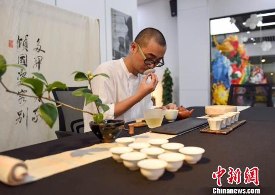 兩岸茶人帶來特色茶席，進行茶藝表演。　陳悅 攝