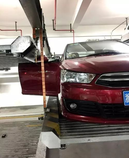 一家三口停车场遇惊魂一刻:立体停车位突然升