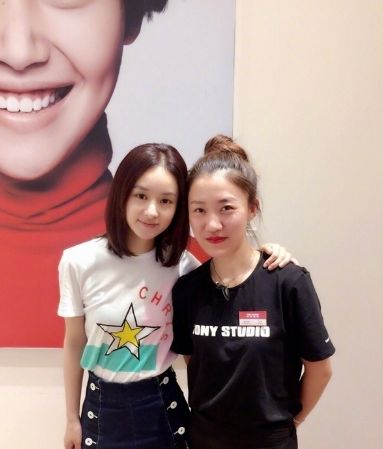 赵丽颖短发苹果头萌炸!确定不是吃可爱多长大的吗?