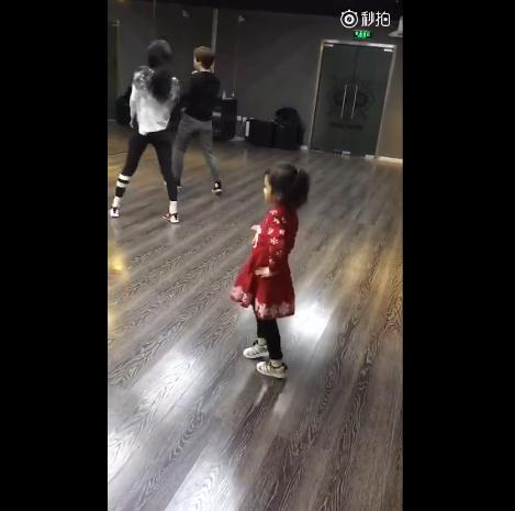 甜馨模仿李小璐跳舞 TFBOYS张艺兴吴亦凡与