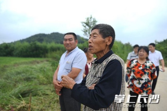 小车被洪水冲走母子被困车上 宁乡七旬渔民划