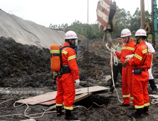 环江：一在建工地2名工人坠入25米深井身亡(组图)