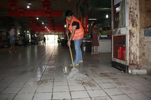 蜀山区整顿菜市场脏乱差 为农贸市场改造铺路