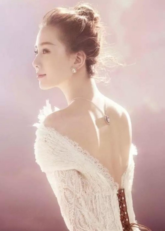 想来个周冬雨同款美背杀?可是你背上的痘真的吓到我了