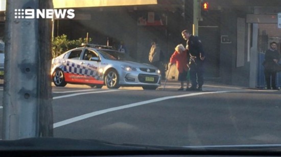 暖心一幕！悉尼警官拦下过往车辆搀扶独行老人过马路