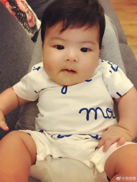 贾静雯晒小女儿正面照:再造谣bo妞会生气