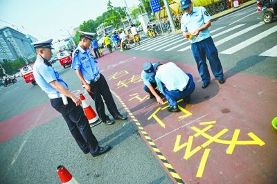 北京交警严查机动车不礼让斑马线 警示胶带粘贴出右转让行线