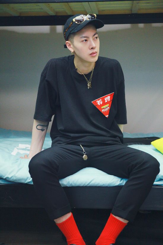 快男15强营区生活曝光 焦迈奇传授赵英博唱歌技巧