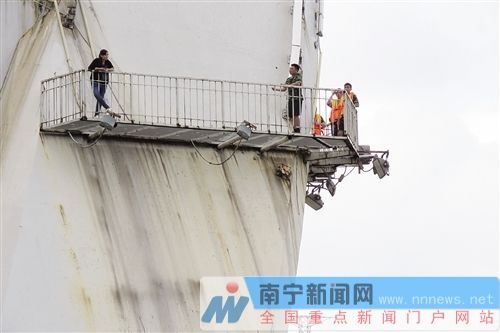 南宁大桥墩上女子欲轻生 众人苦劝四个多小时