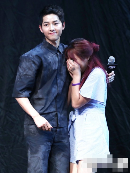 宋仲基宋慧乔同房绯闻后现身宣传《军舰岛》