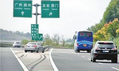 强行变道、急停、倒车高速岔道口莫做这些动作