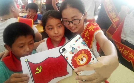 大学生志愿者为淮安市淮安区小学生讲党史